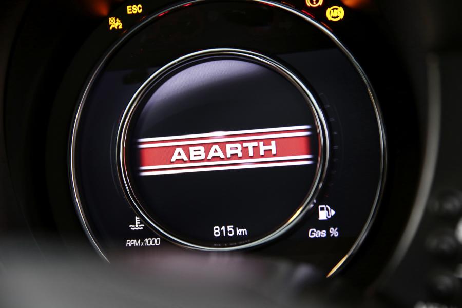 Панель приборов Abarth 595 Turismo 2014 года  (AU) (фото 12 из 24)
